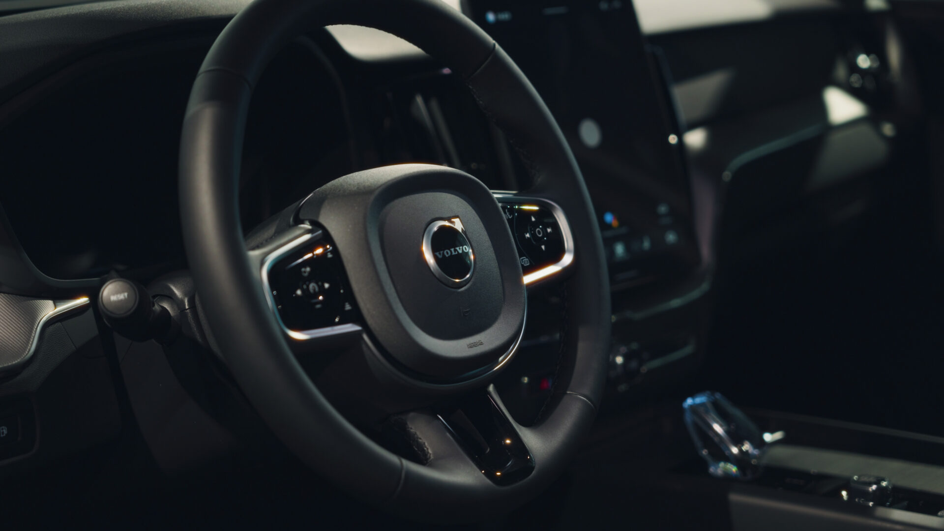 Närbild av Volvo XC60 ratt med upplyst instrumentpanel i bakgrunden i Helmia Arvika