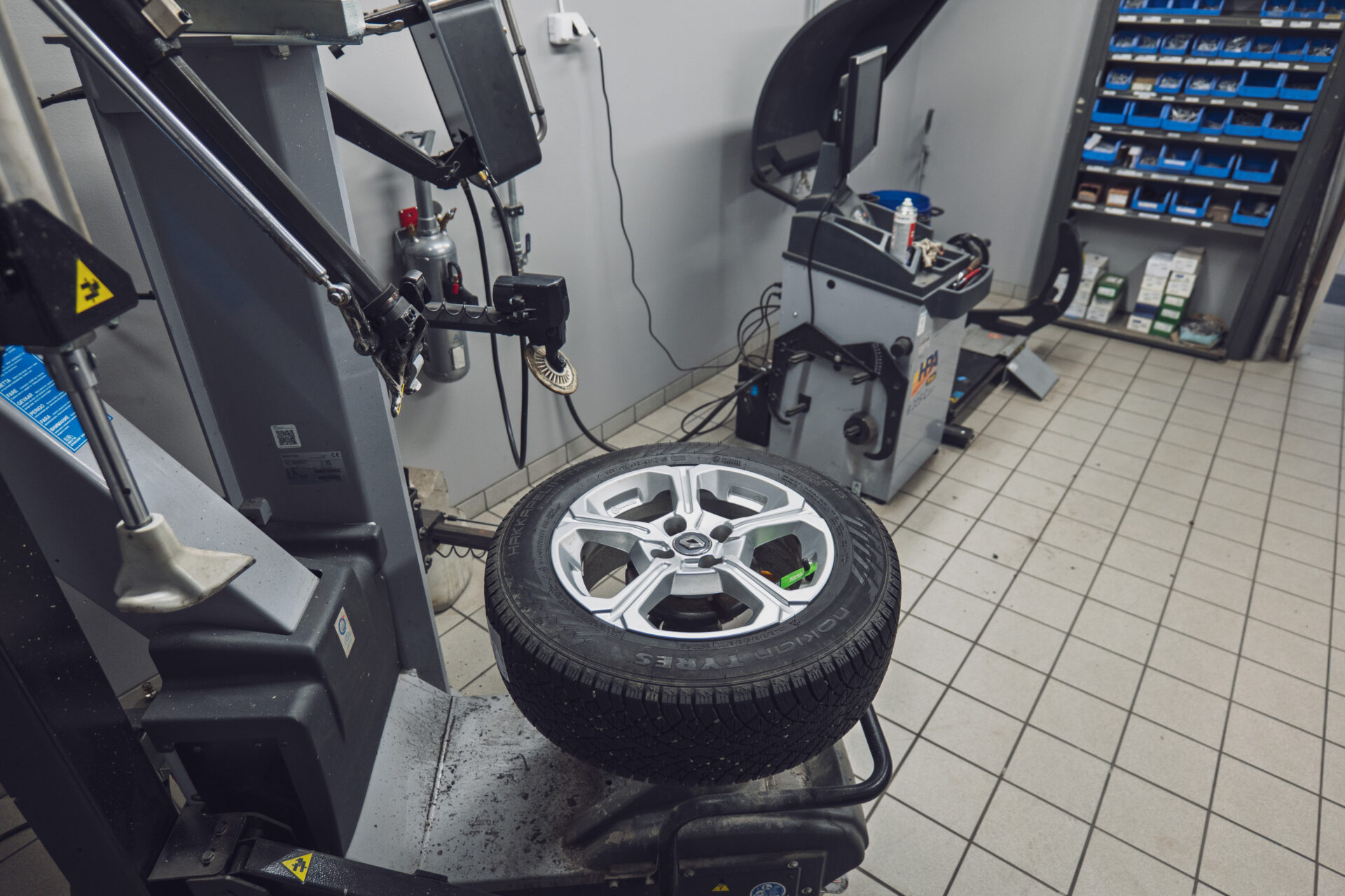 Nära bild på ett Nokian-däck monterat på en professionell däckbytesmaskin i Helmia Verkstad i Sunne i Volvo
