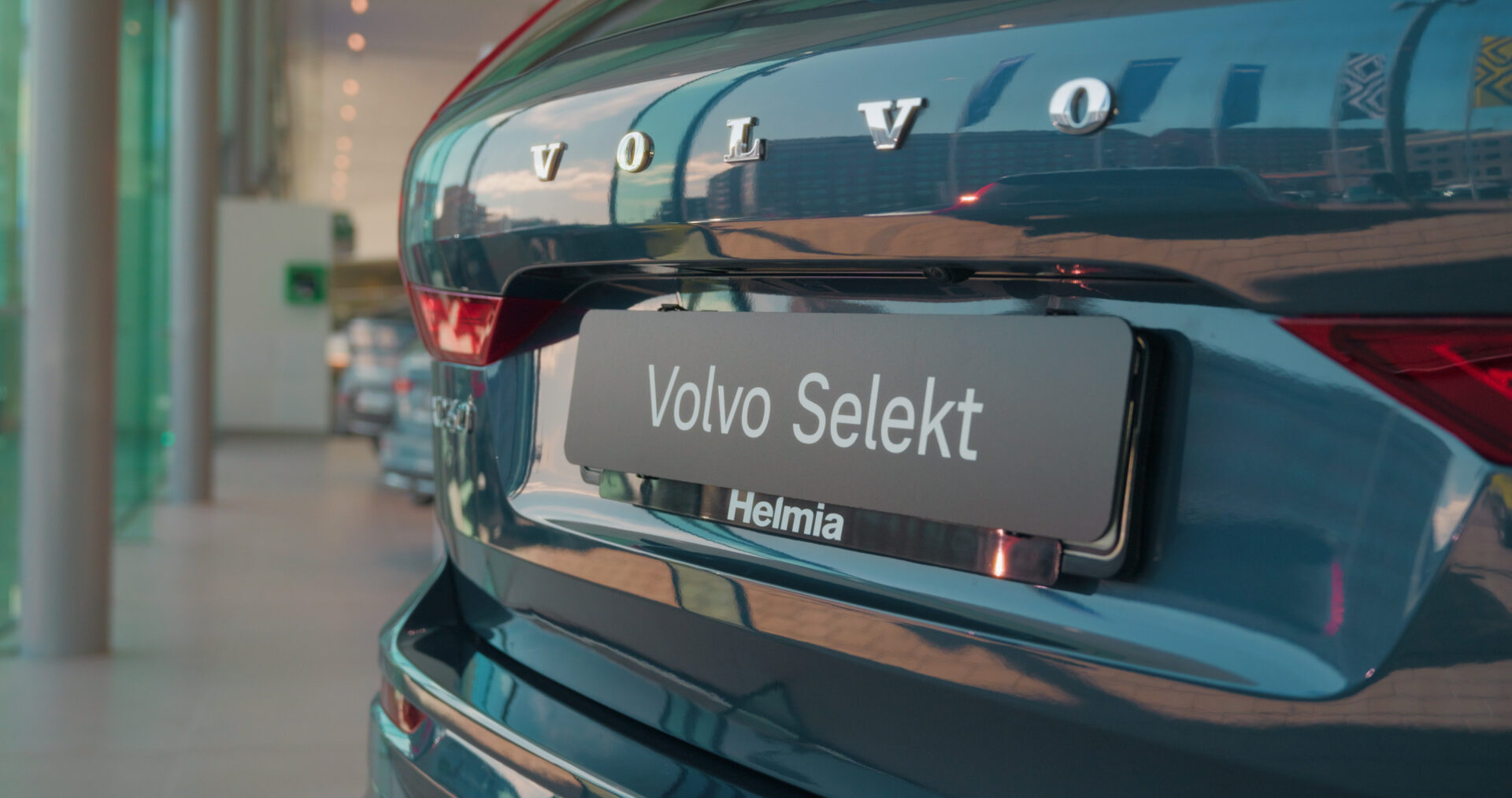 Bakparti på blå Volvo med Volvo Selekt registreringsskylt hos Helmia i showroom i Karlstad