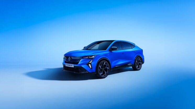 En Renault Rafale E-Tech pluginhybrid i levande blå färg fotograferad i en blå gradient studio från trekvart framifrån. i Helmia